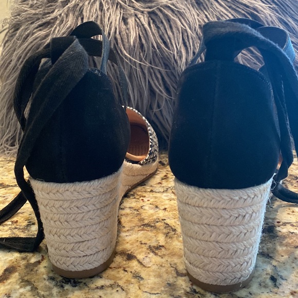 Corso Como super cute and comfortable wedge espadrilles! - Picture 5 of 9